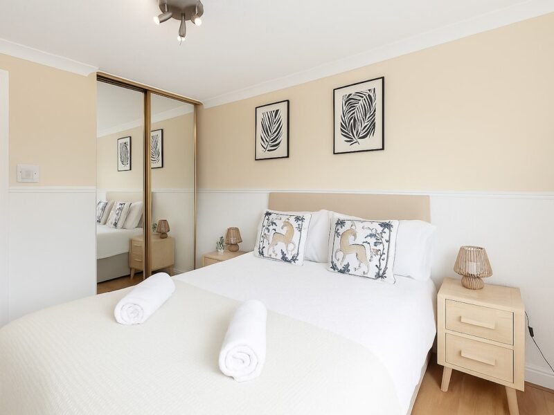1BR House • Parking • Near City Centre • Sleeps 4 photo 2