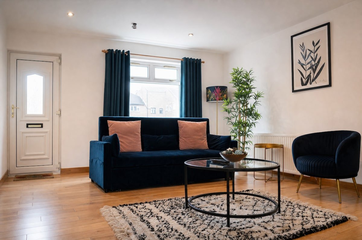 2BR House • Free Parking • Easy City Access photo 1