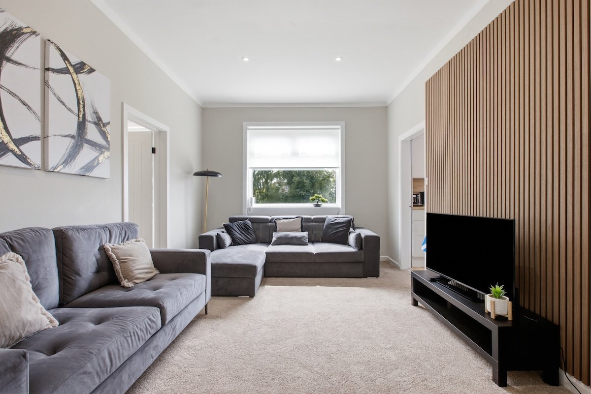 3BR Apt Near Ibrox & QEUH • Free Parking photo 1