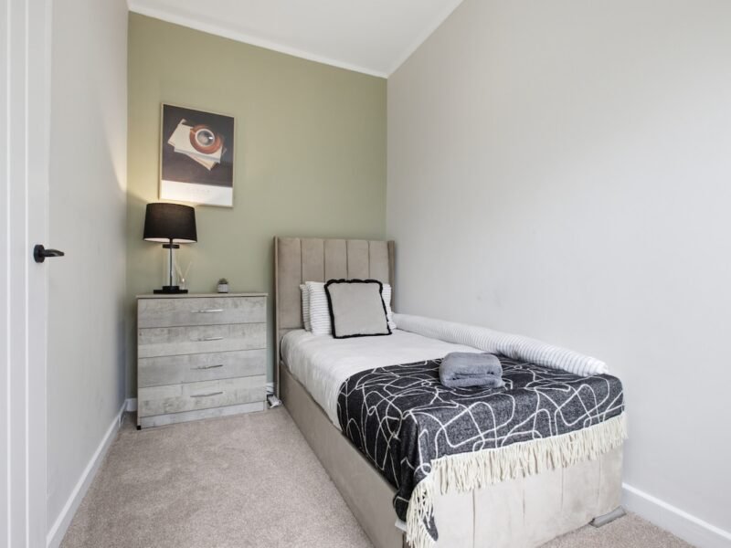 3BR Apt Near Ibrox & QEUH • Free Parking photo 4