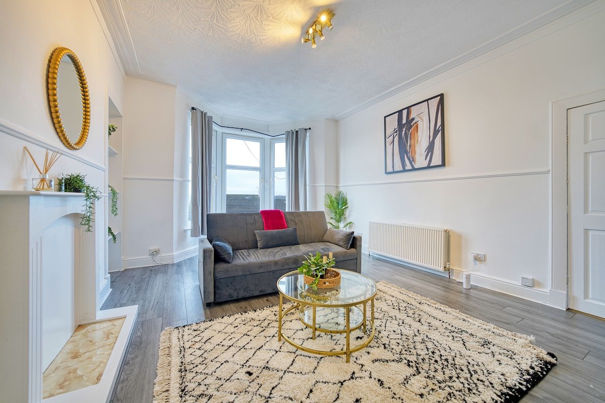 3BR Flat • Glasgow West End Flat • Free Parking photo 1