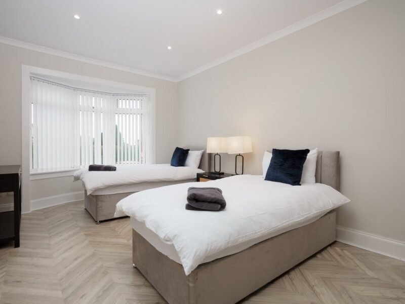 3BR Home · Sleeps 6 · Near Airport · Parking photo 2