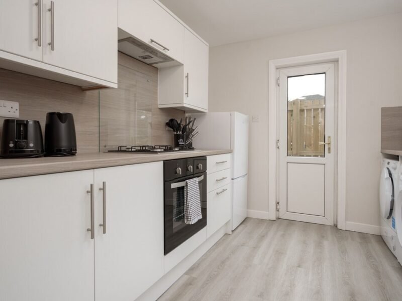 3BR Home · Sleeps 6 · Near Airport · Parking photo 4