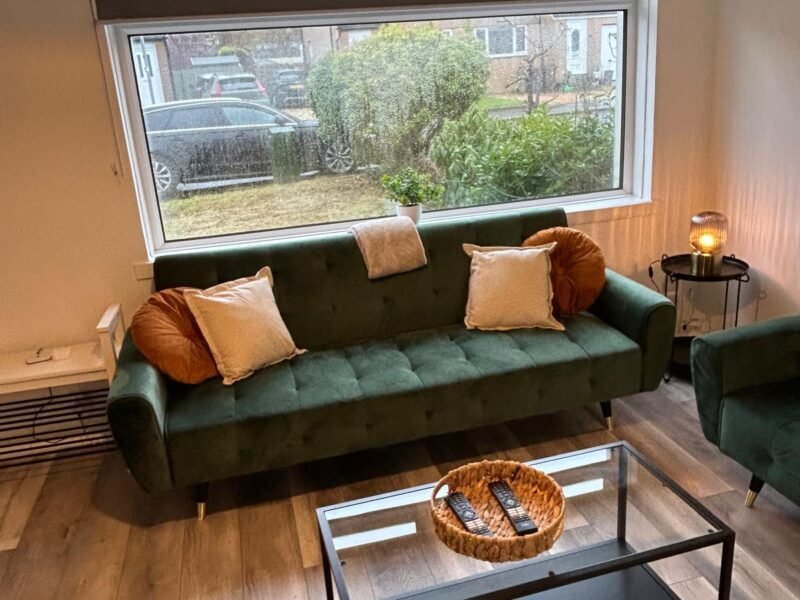 3BR House • Sleeps 10 • Private Drive • Near Park photo 1