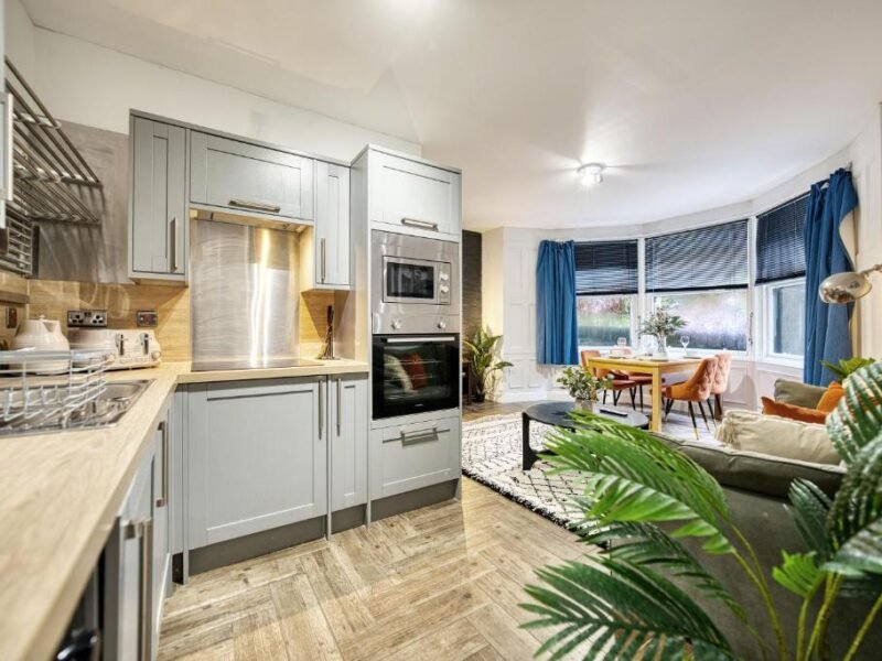 4BR Family Flat · Sleeps 8 · Kelvinside photo 2