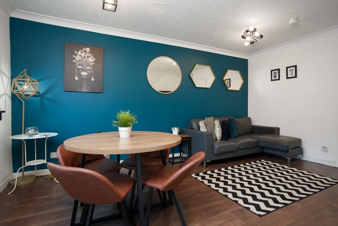 Bright 2-Bed Central Apt + Clean Comfort & Parking photo 1