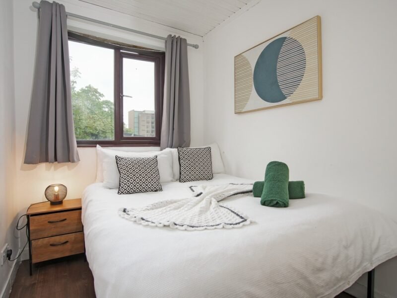 Bright 2-Bed Central Apt + Clean Comfort & Parking photo 2