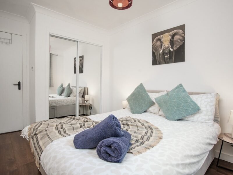 Bright 2-Bed Central Apt + Clean Comfort & Parking photo 3