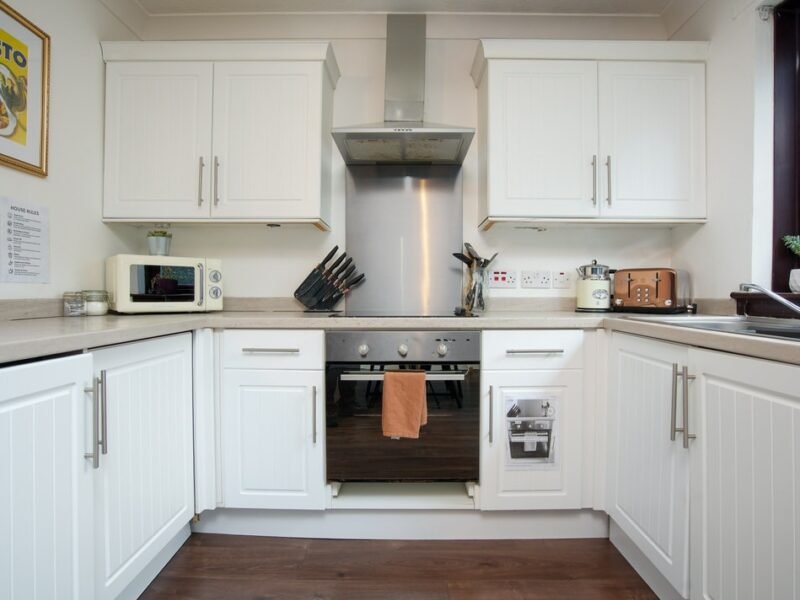 Bright 2-Bed Central Apt + Clean Comfort & Parking photo 5