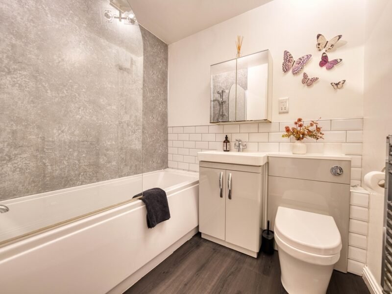 Sleek 2-Bed Flat + Modern Vibes & Free Parking photo 5