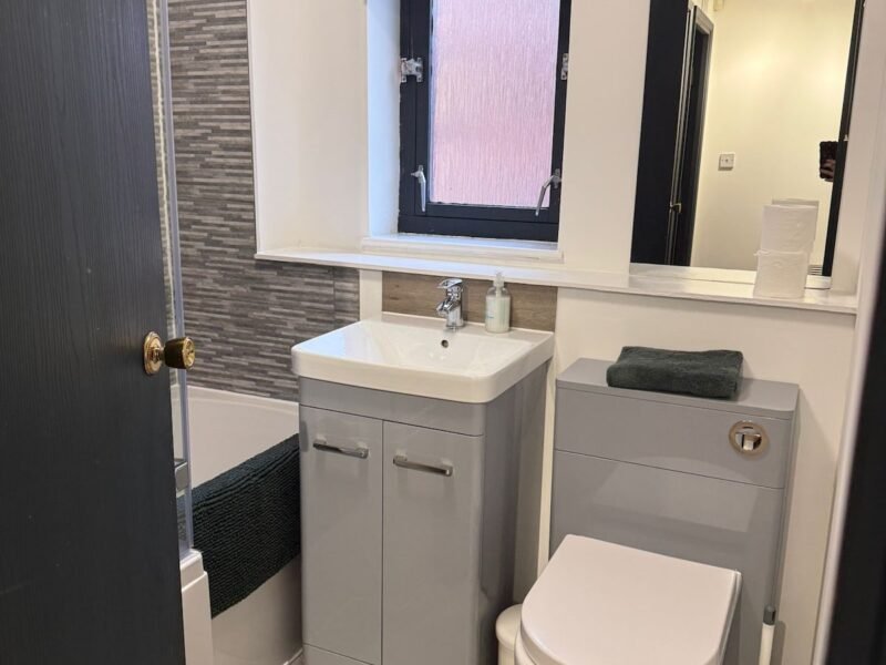 Spacious 2BR · Sleeps 4 · City Centre · Parking photo 5