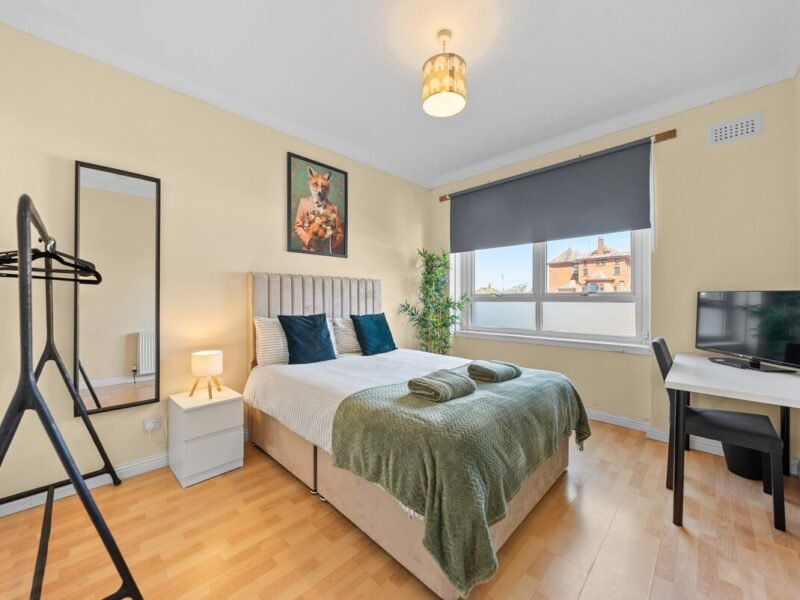 Spacious 3BR Flat | Parking | Near Ibrox Glasgow photo 3