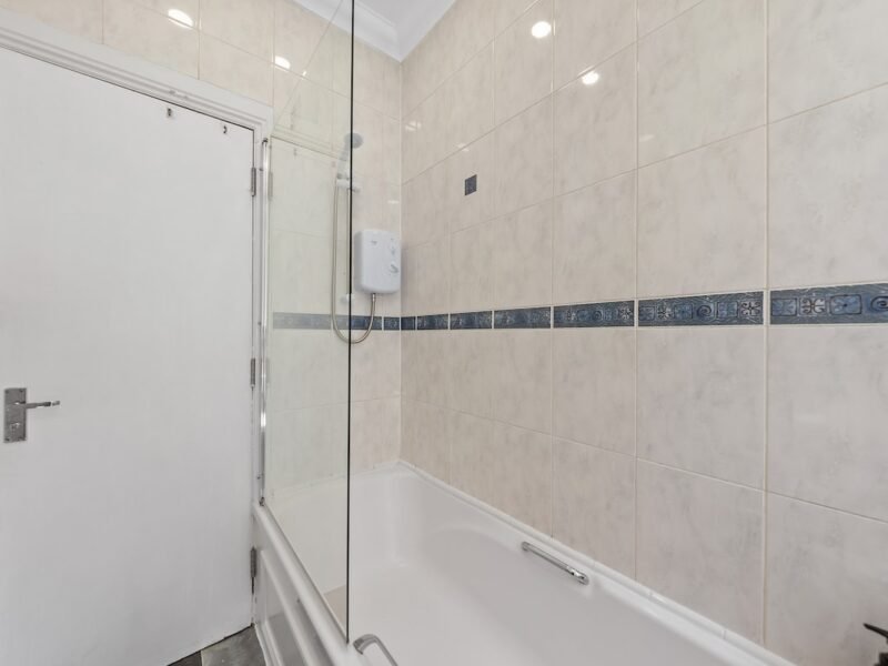 Spacious 3BR Flat | Parking | Near Ibrox Glasgow photo 5