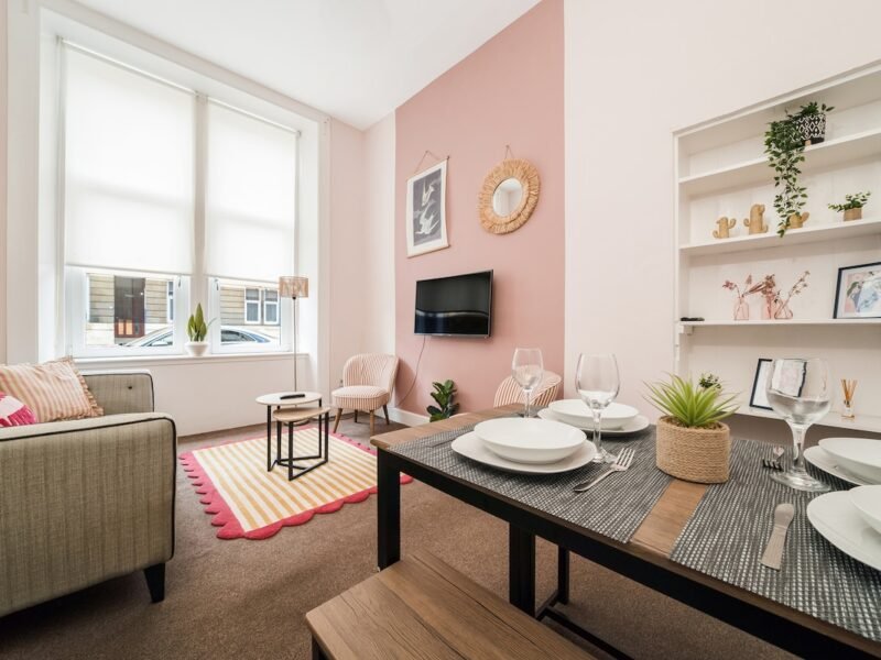 Spacious 4-Bed City Gateway + Free Parking photo 2