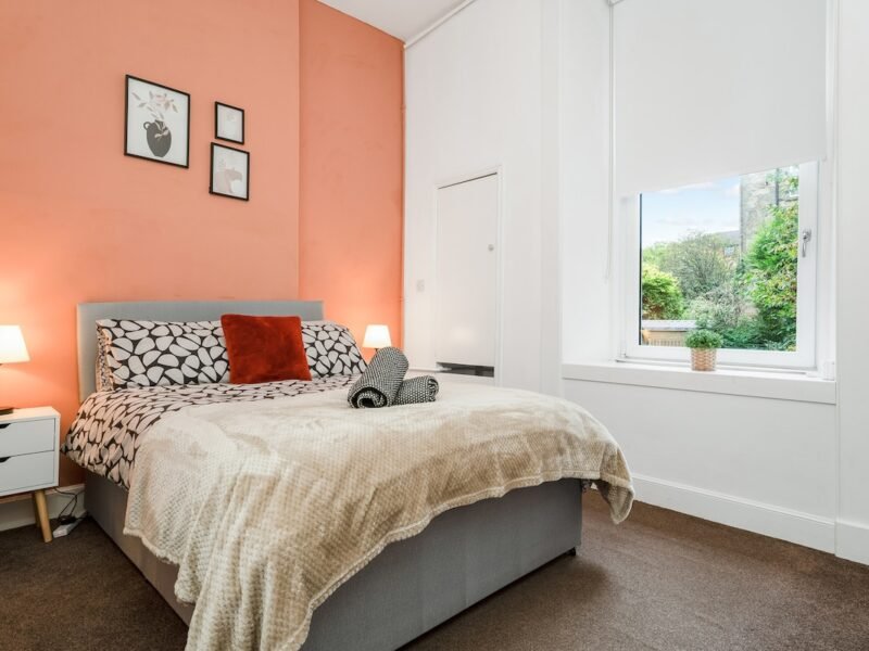 Spacious 4-Bed City Gateway + Free Parking photo 3